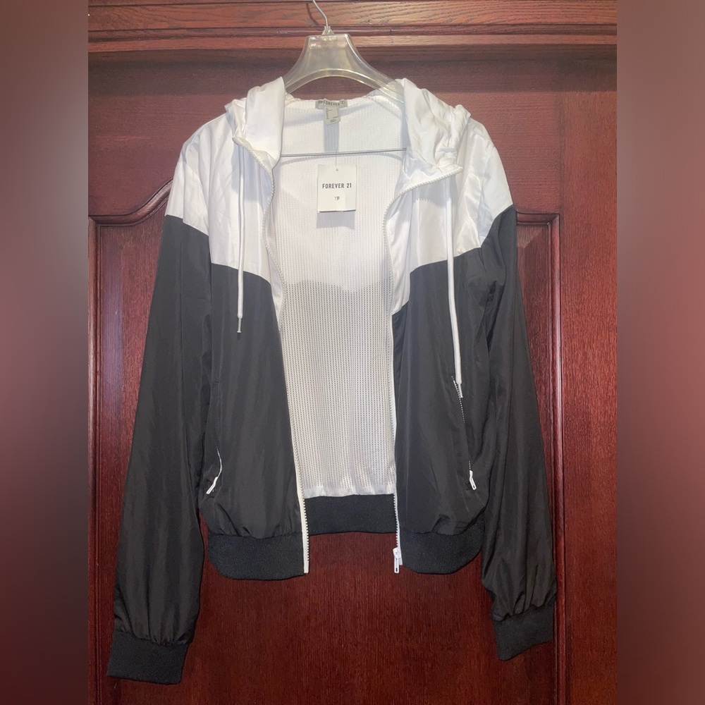 NWT Forever21 Hooded Zip-Up Windbreaker Jacket in Black and White Size Small